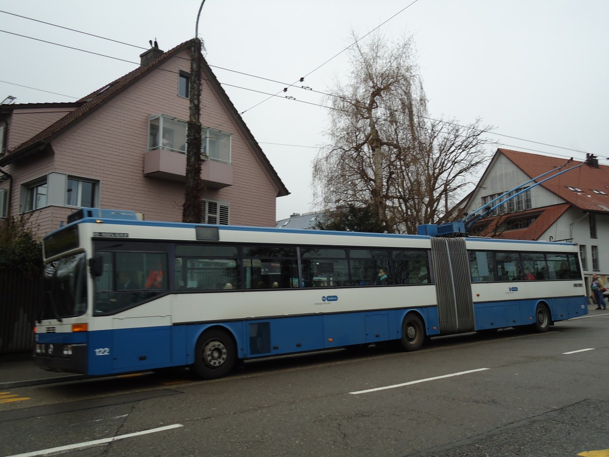 (143'757) - VBZ Z�rich - Nr. 122 - Mercedes Gelenktrolleybus am 21. April 2013 in Z�rich, Berghaldenstrasse