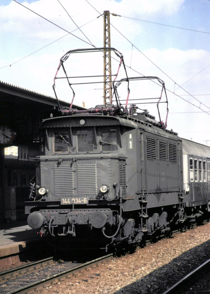 144 034-6 mit Nahverkehrszug in Porzheim am 17.04.1982.