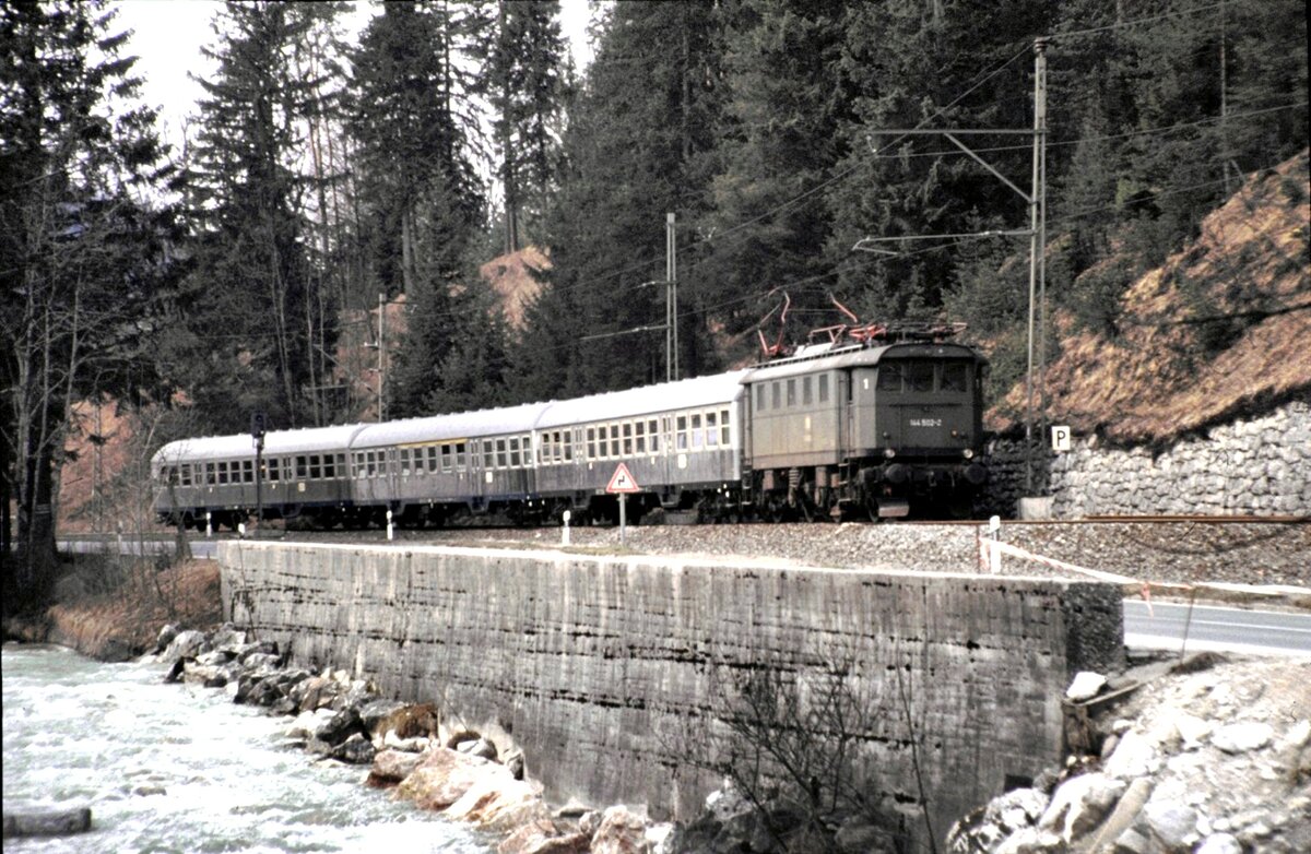 144 502-2 bei Winkl mit einem Nahverkehrszug am 23.03.1981.