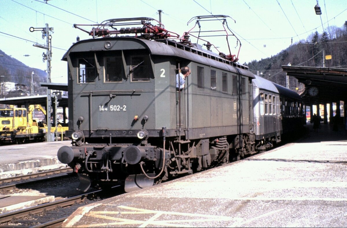 144 502-2 in Berchtesgaden mit Nahverkehrszug am 23.03.1981. Diese Ellok steht heute auf dem Denkmalssockel in Freilassing im Bahnhofsbereich.