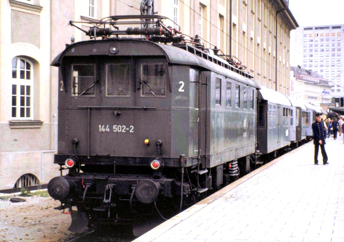 144 502-2 mit Sonderzug vom Hbf München nach München-Freimann am 26.06.1982.