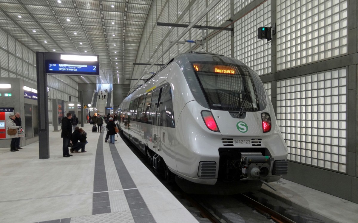 1442-123 macht als S4 nach Hoyeswerda im Bahnhof Leipzig-Wilhelm-Leuschner-Platz Station.
Aufgenommen im Dezember 2013.