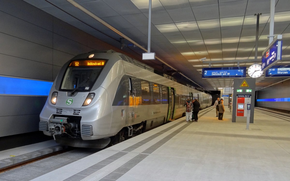 1442-703 ist als S2 nach Delitzsch unterwegs. Hier macht der Zug im bayerischen Bahnhof Station.
Aufgenommen im Dezember 2013.