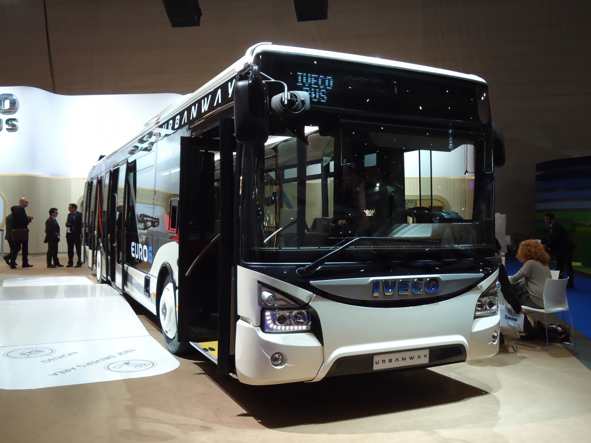 (144'654) - Aus Frankreich: Iveco, Saint-Priest - Iveco am 27. Mai 2013 in Gen�ve, UITP