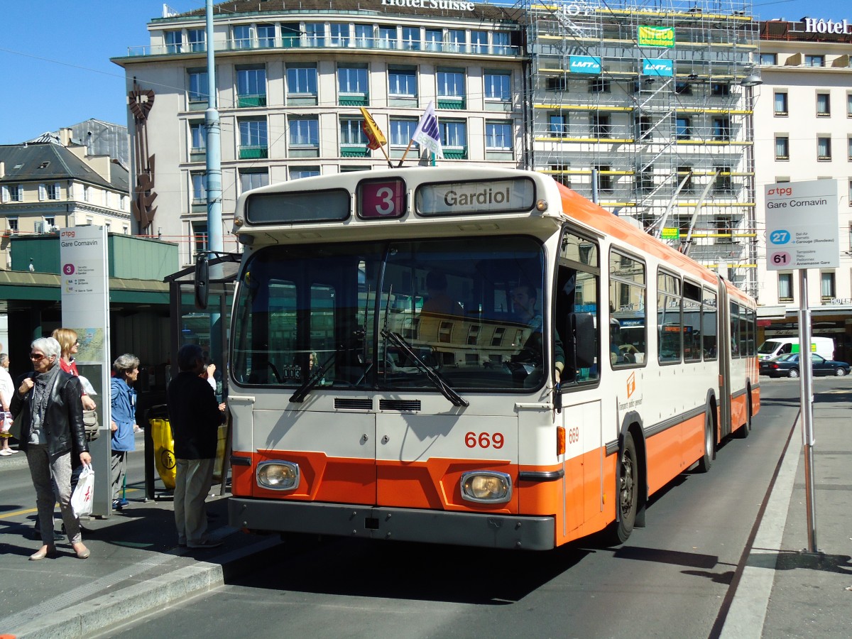 (144'701) - TPG Gen�ve - Nr. 669 - Saurer/Hess Gelenktrolleybus am 27. Mai 2013 beim Bahnhof Gen�ve