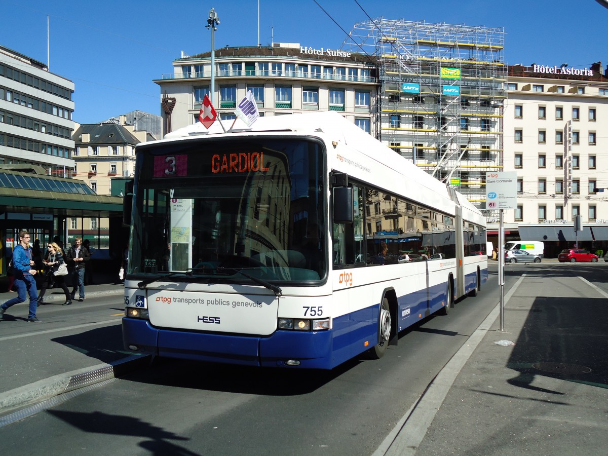 (144'732) - TPG Genve - Nr. 755 - Hess/Hess Gelenktrolleybus am 27. Mai 2013 beim Bahnhof Genve