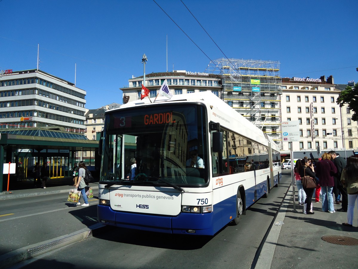 (144'749) - TPG Gen�ve - Nr. 750 - Hess/Hess Gelenktrolleybus am 27. Mai 2013 beim Bahnhof Gen�ve