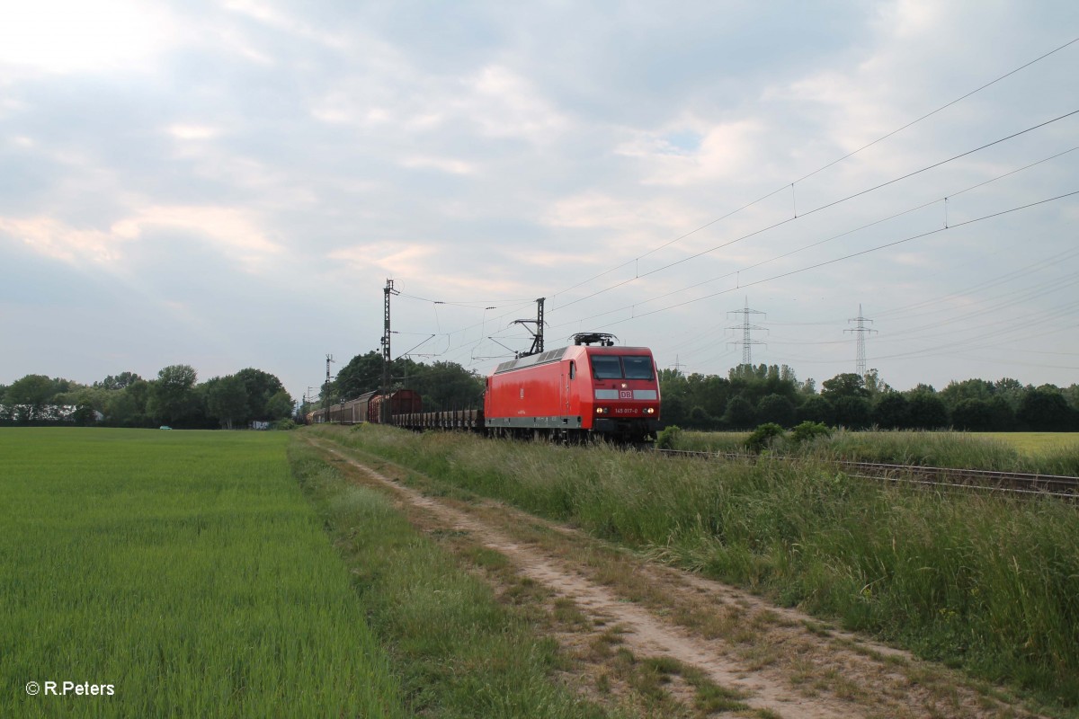 145 017-0 zieht bei der Netztrennstelle Bischofsheim einen gemischten Güterzug in Richtung Mannheim. 22.05.15