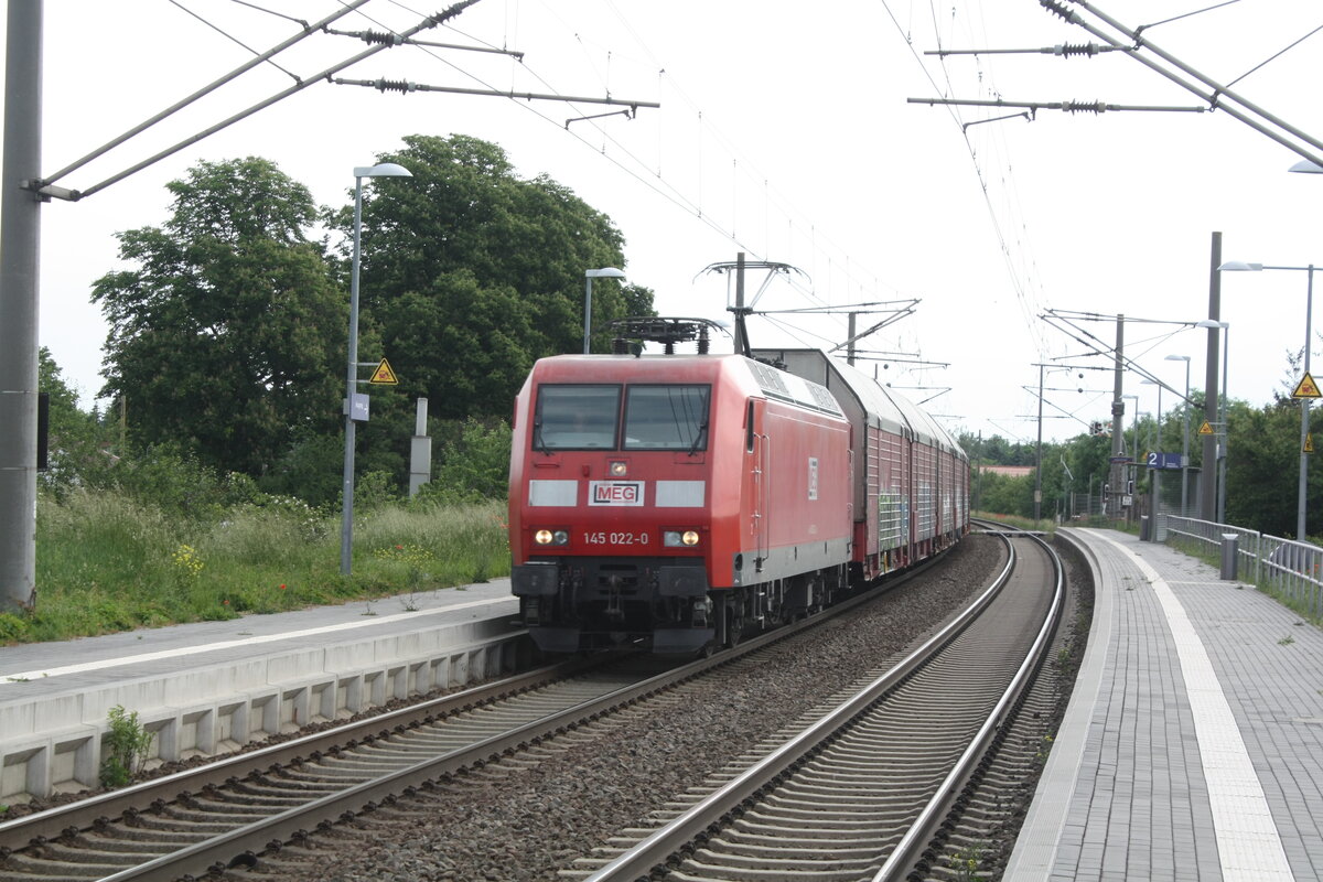 145 022 der MEG mit einem Autotransportzug bei der Durchfahrt in Z�beritz am 9.6.21
