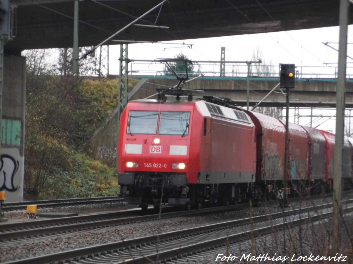 145 022 mit enem G�terzug kurz vor dem Bahnhof Delitzsch unt Bf am 18.12.15