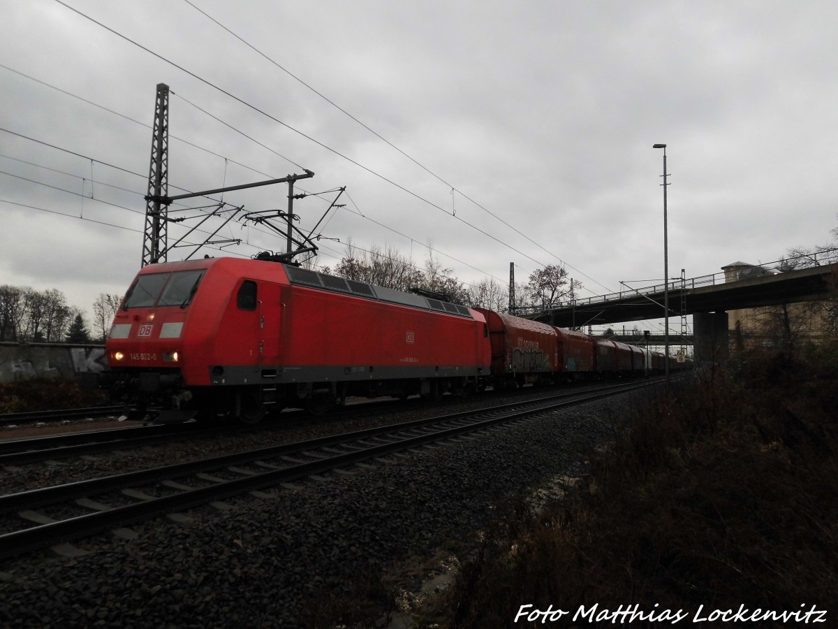 145 022 mit enem G�terzug kurz vor dem Bahnhof Delitzsch unt Bf am 18.12.15