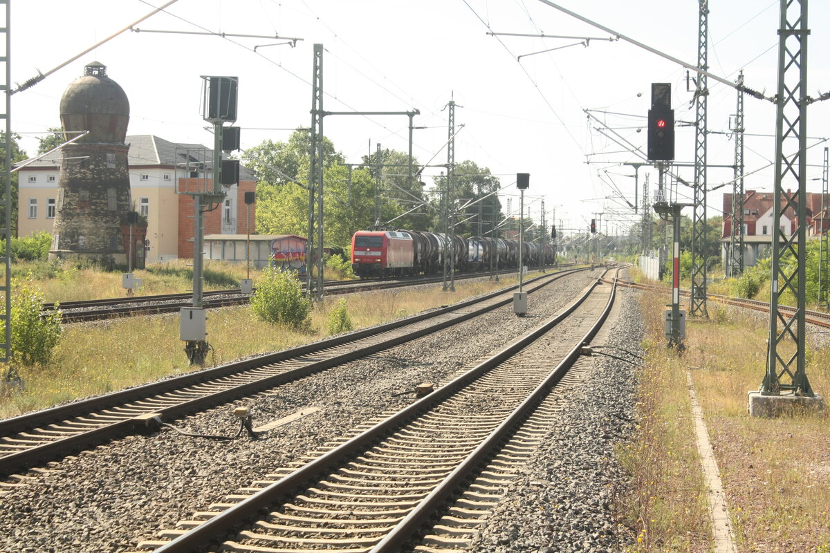 145 031 der MEG mit einem G�terzug bei der Durchfahrt im Bahnhof Merseburg Hbf am 14.8.21
