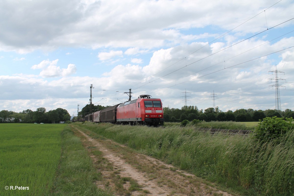 145 034-5 zieht einen gemischten Gterzug bei der Stromkreistrennstelle Bischofsheim. 19.05.15