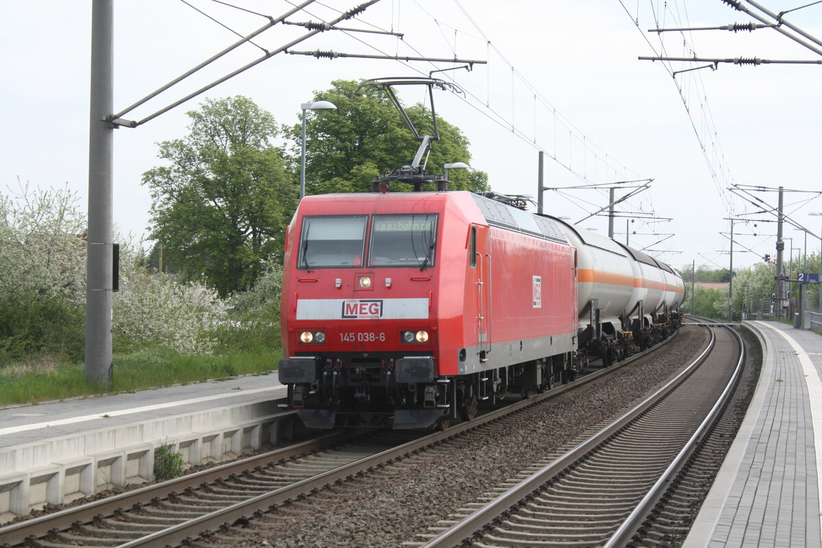 145 038 der MEG mit einem G�terzug bei der Durchfahrt in Z�beritz am 29.4.22