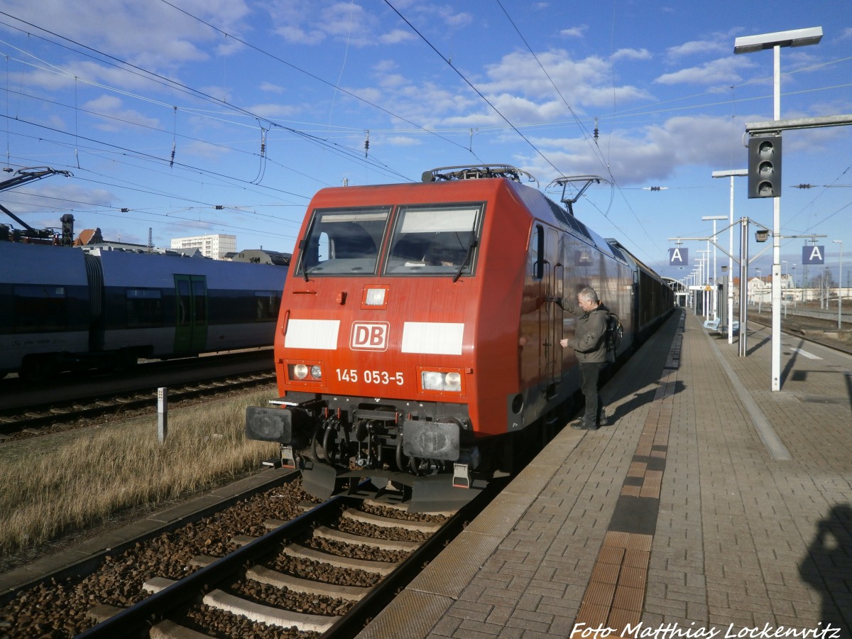 145 043-5 mit einem G�terzug im Bahnhof Halle (Saale) Hbf am 13.1.15