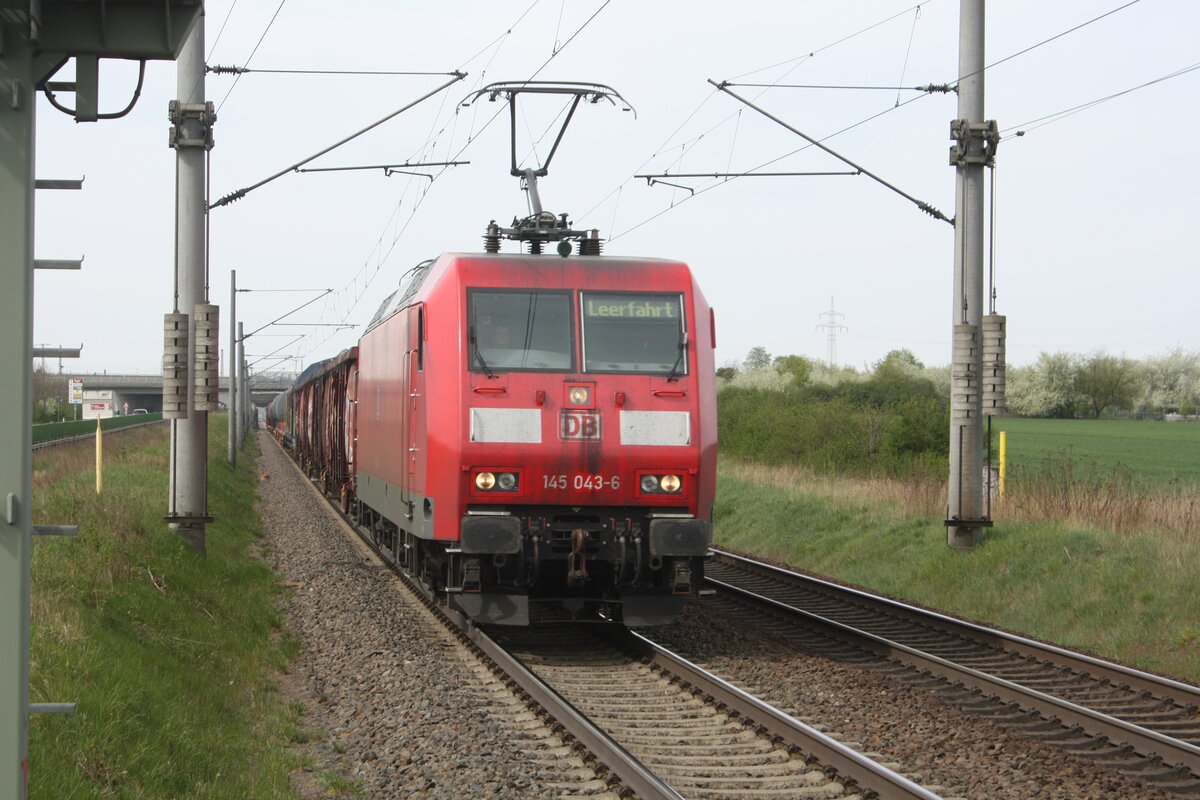 145 043 mit einem G�terzug bei der Durchfahrt in Z�beritz am 29.4.22