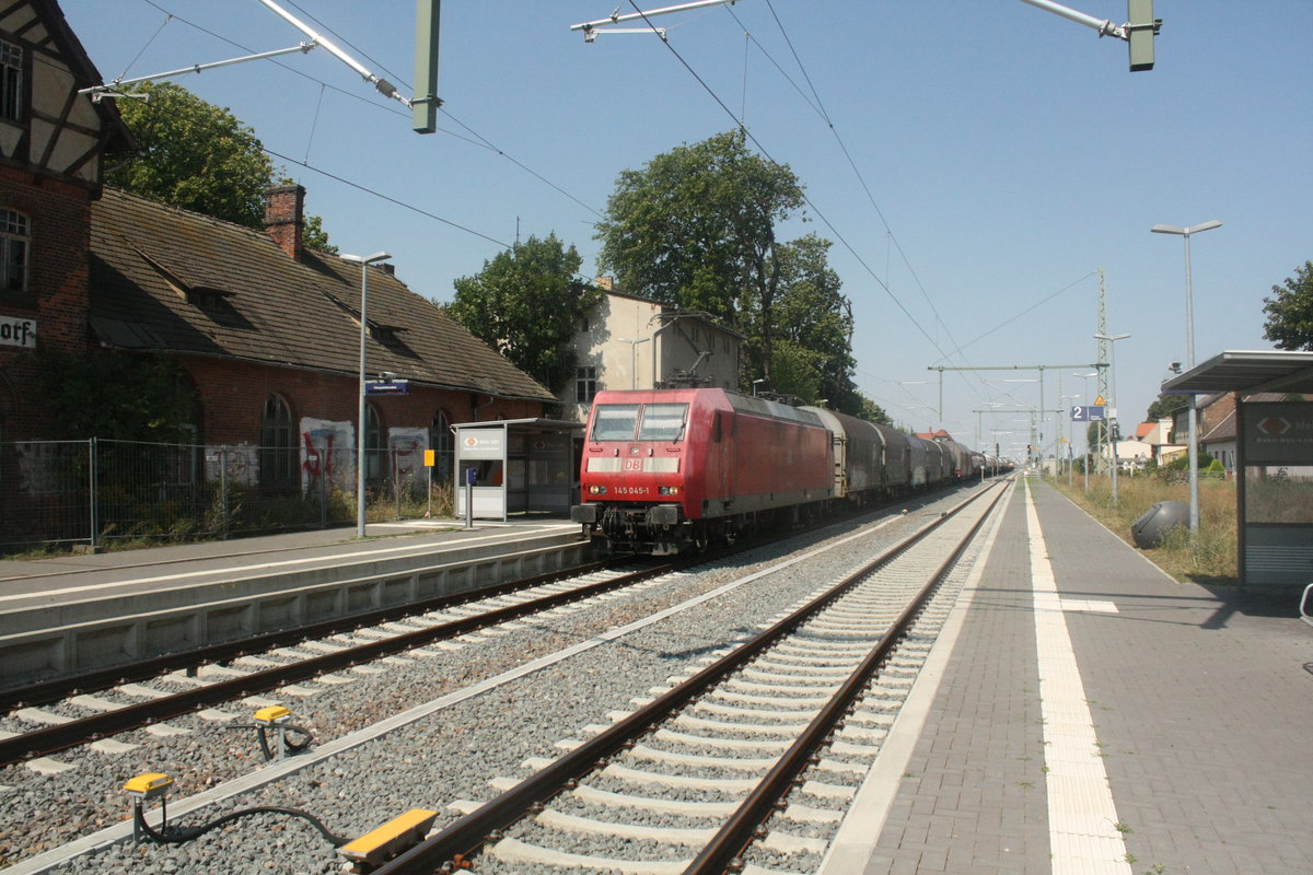145 045 mit einem G�terzug bei der Durchfahrt in Stumsdorf am 11.8.20