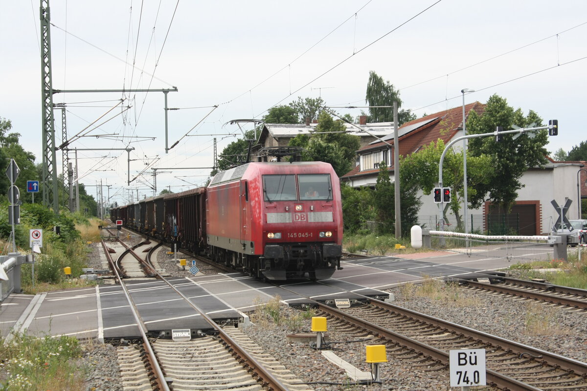 145 045 mit einem G�terzug bei der Durchfahrt im Bahnhof Niemberg am 5.7.21