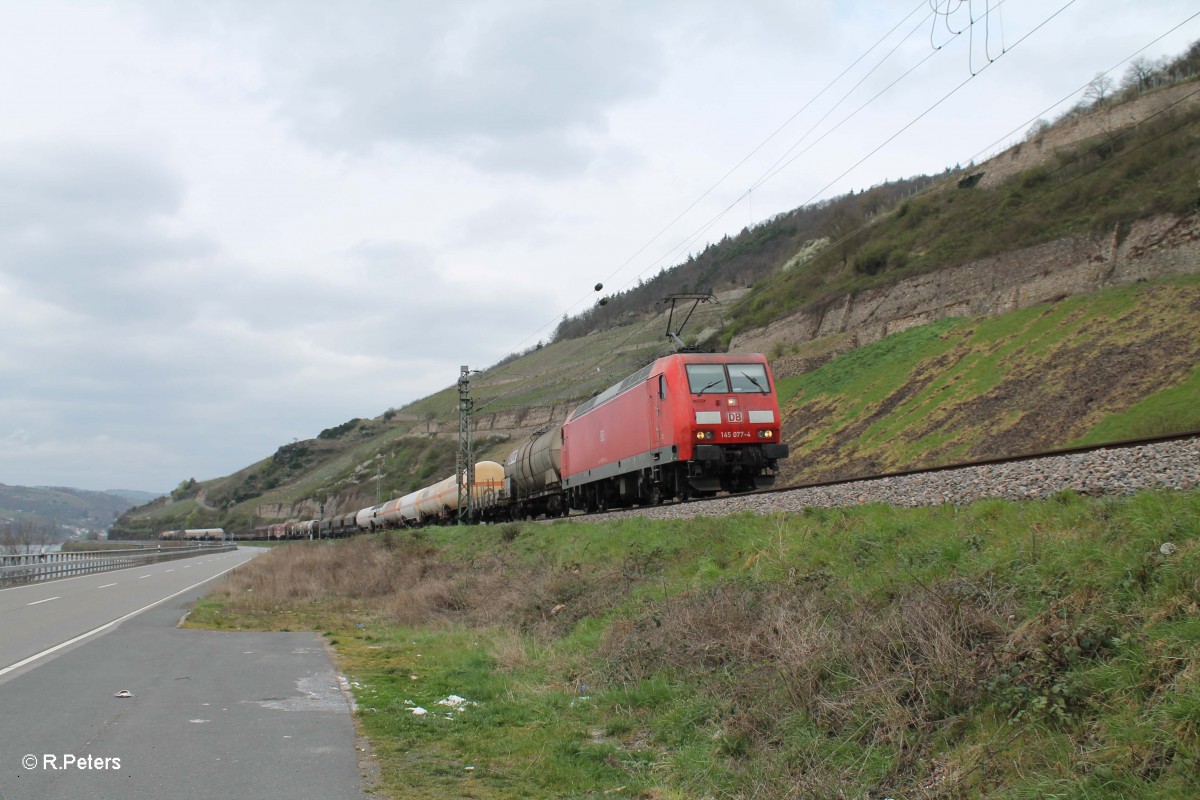 145 077-4 mit einem langen gemischten Güterzug bei der Blockstelle Bodenthal. 21.03.14