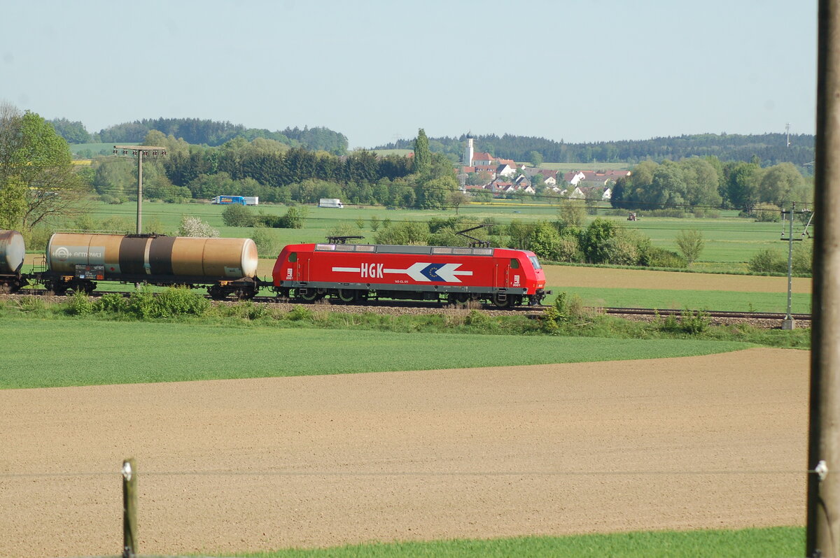 145 CL 011 der HGK mit Kesselwagenganzzug in Neu-Ulm Pfuhl am 07.05.2009.