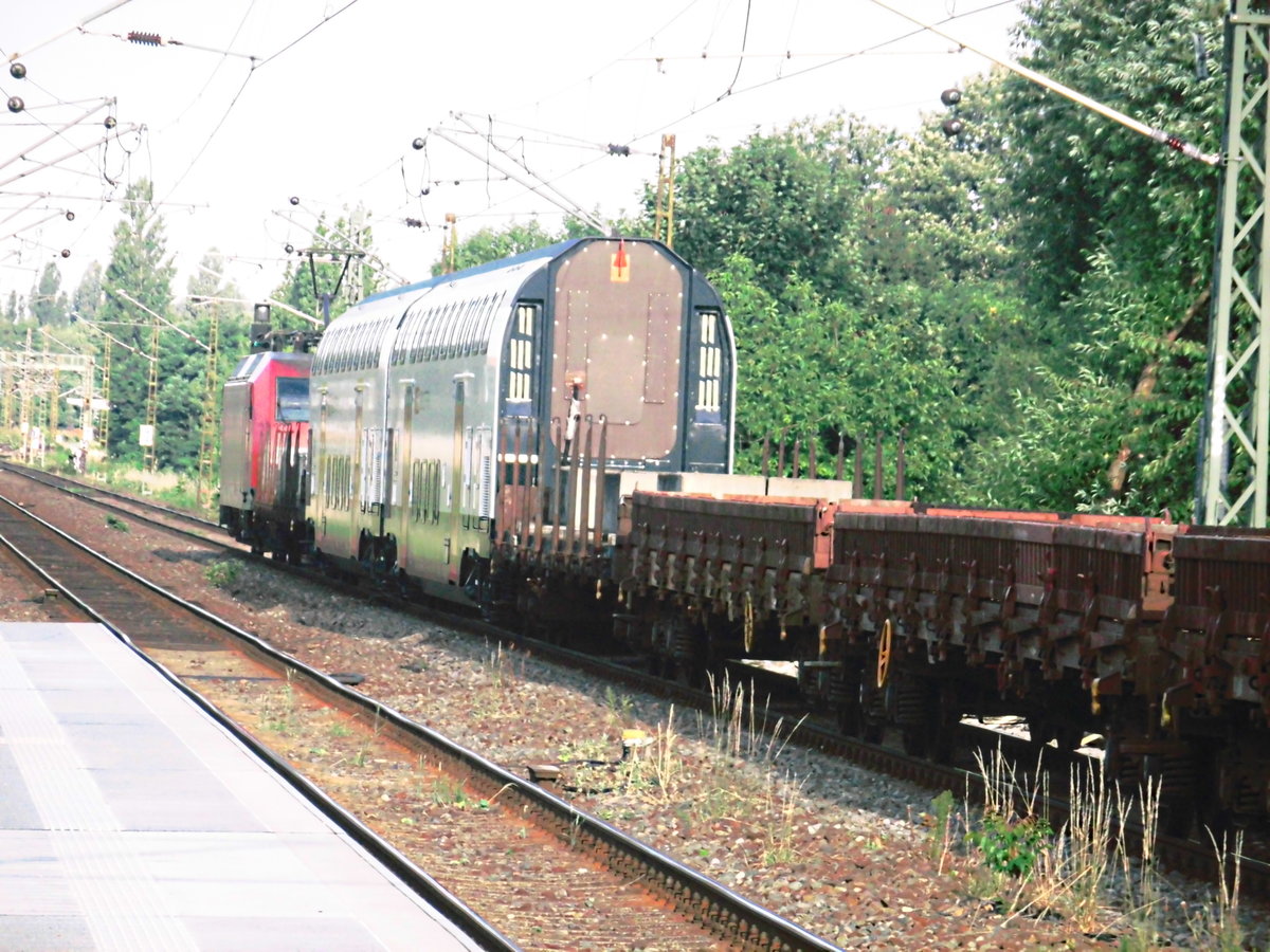 145 XXX mit 6 Rungenwagen, davon sind 2 wagen als Schutzwagen und 2 SBB IC200 wagen zwischen Halle-Rosengarten und Halle-Silberh�he am 28.6.17