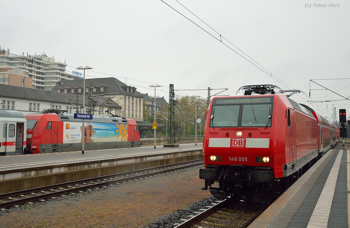 146 005 bei der Einfahrt mit der RB 60 nach Frankfurt. Neben an steht der IC 2074 nach Westerland mit 101 099 am 23.04.2016 in Darmstadt Hbf