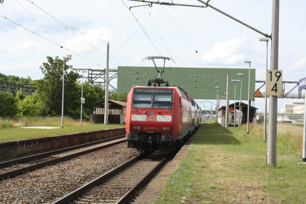 146 007 mit Ziel Halle/Saale Hbf bei der Durchfahrt am Haltepunkt Leuna Werke S�d am 1.6.22