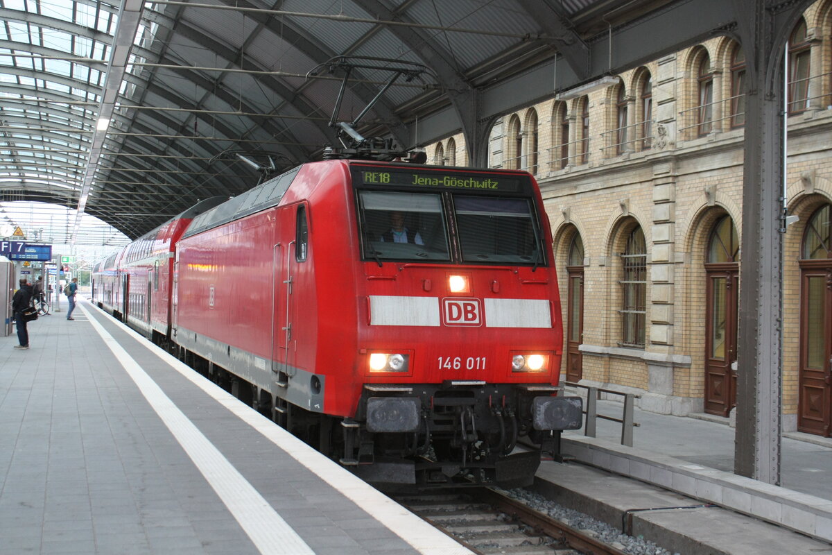 146 011 als RE18 mit Ziel Jena-G�schwitz im Bahnhof Halle/Saale Hbf am 19.8.21