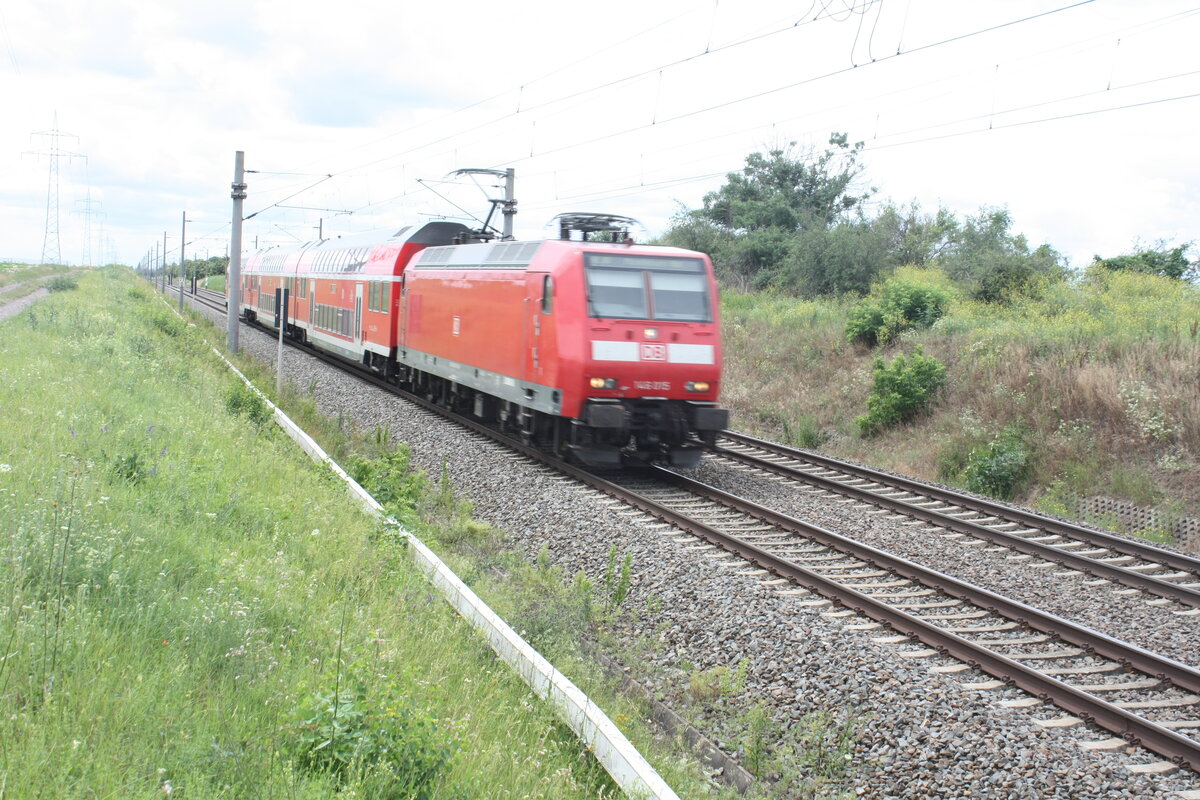146 015 mit dem RE30 mit Ziel Magdeburg Hbf unterwegs zwischen Z�beritz und Niemberg am 5.7.21