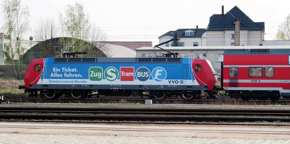 146 017-9 der VVO mit Werbung f�r das Verkehrsverbund Oberelbe Ticket in Radebeul Ost am 12.04.2016.