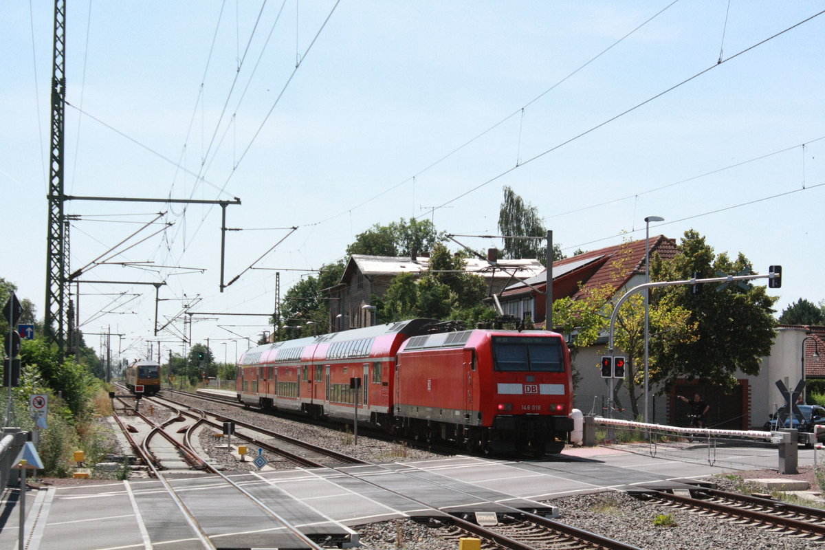 146 018 mit dem RE30 mit ziel Halle/Saale Hbf bei der einfahrt in Niemberg am 30.7.20
