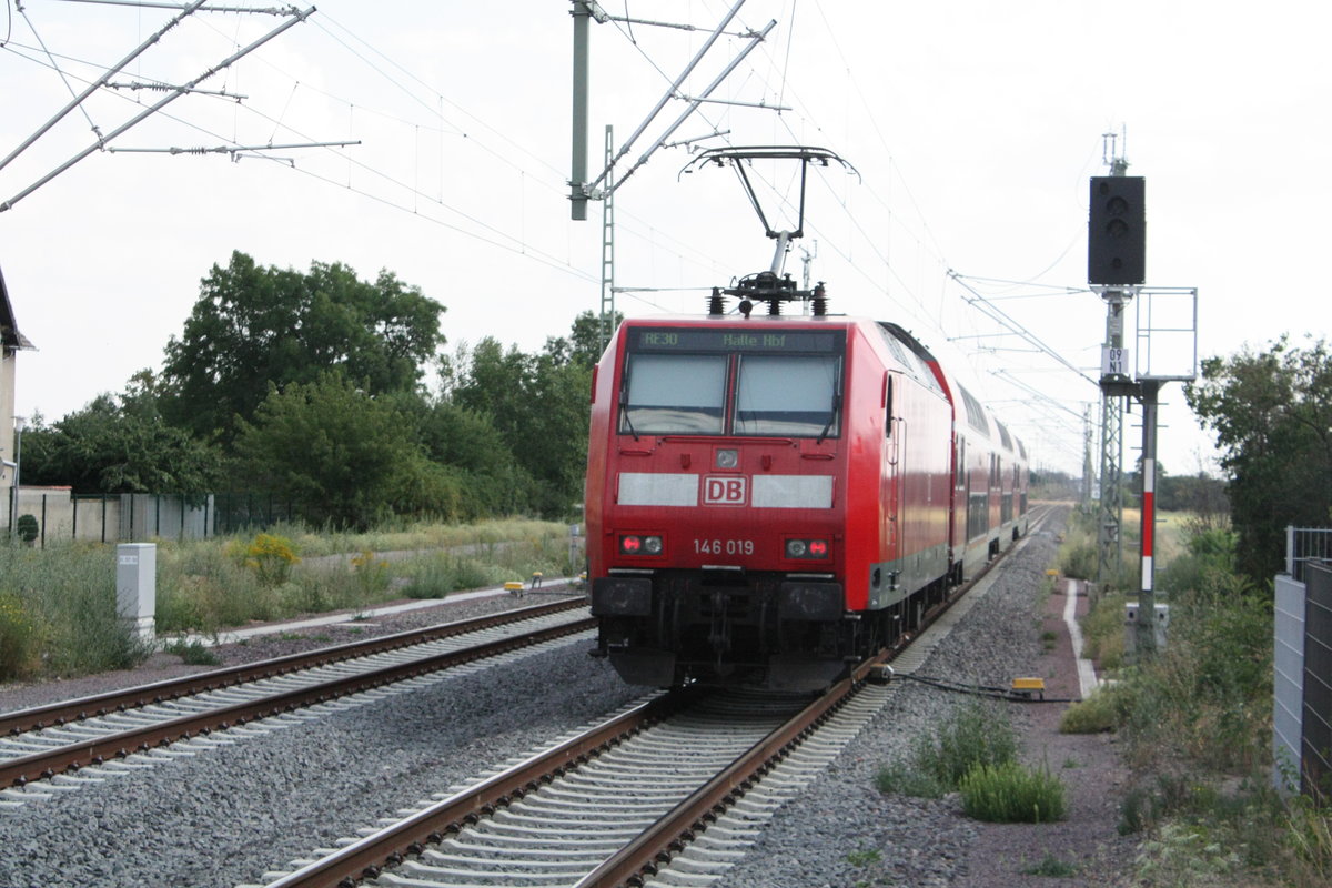146 019 mit dem RE30 mit ziel Halle/Saale Hbf verl�sst Stumsdorf am 11.8.20