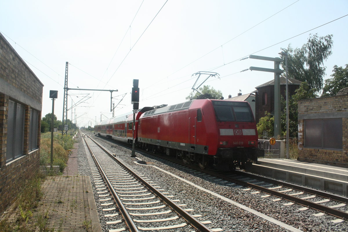 146 019 verl�sst mit dem RE30 mit ziel Halle/Saale Hbf den Bahnhof Stumsdorf am 11.8.20