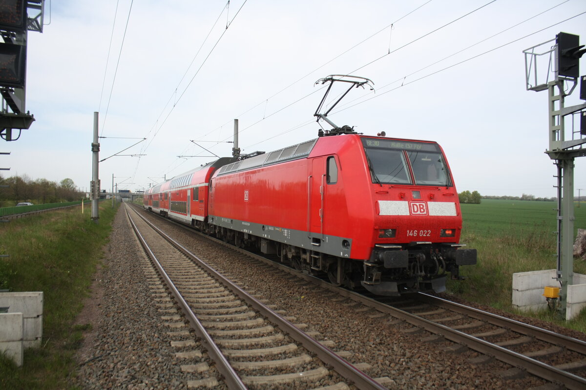 146 022 verl�sst den Haltepunkt Z�beritz in Richtung Halle/Saale Hbf am 29.4.22