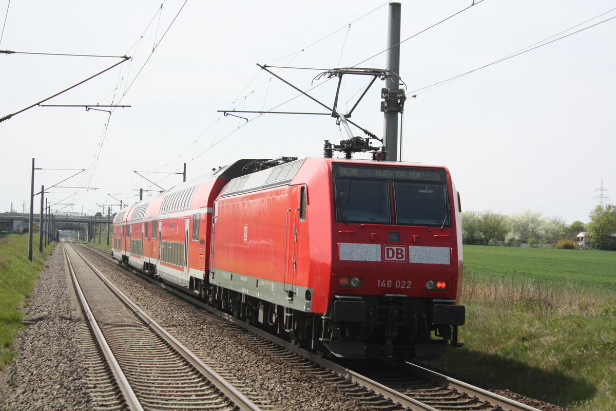 146 022 verl�sst den Haltepunkt Z�beritz in Richtung Halle/Saale Hbf am 29.4.22