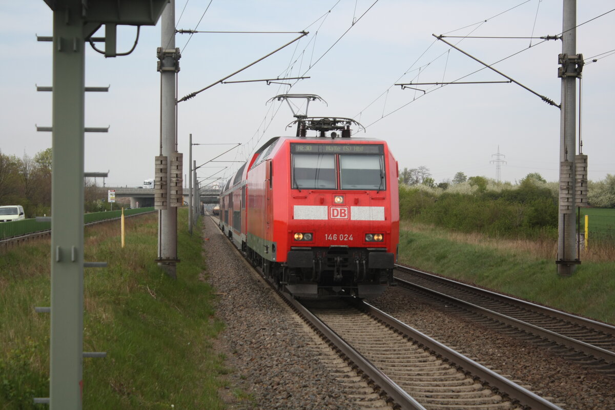 146 024 bei der Einfahrt in den Haltepunkt Z�beritz am 29.4.22