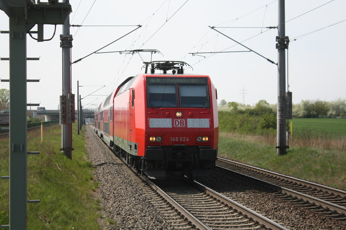 146 024 bei der Einfahrt in den Haltepunkt Z�beritz am 29.4.22