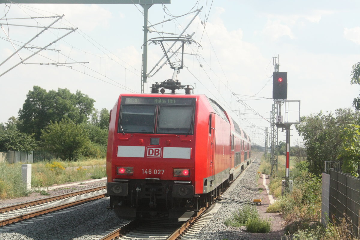 146 027 mit dem RE30 mit ziel Halle/Saale Hbf verl�sst Stumsdorf am 11.8.20