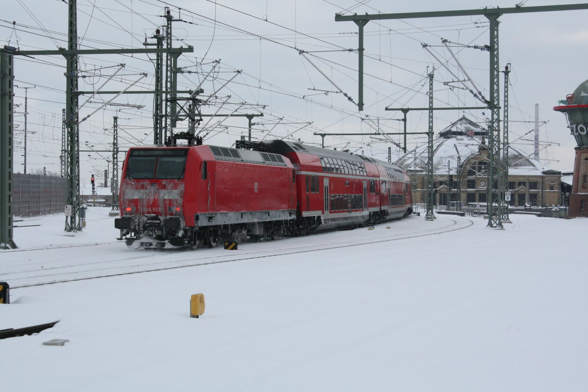 146 028 von Magdeburg Hbf kommend bei der Einfahrt in den Endbahnhof Halle/Saale Hbf am 10.2.21