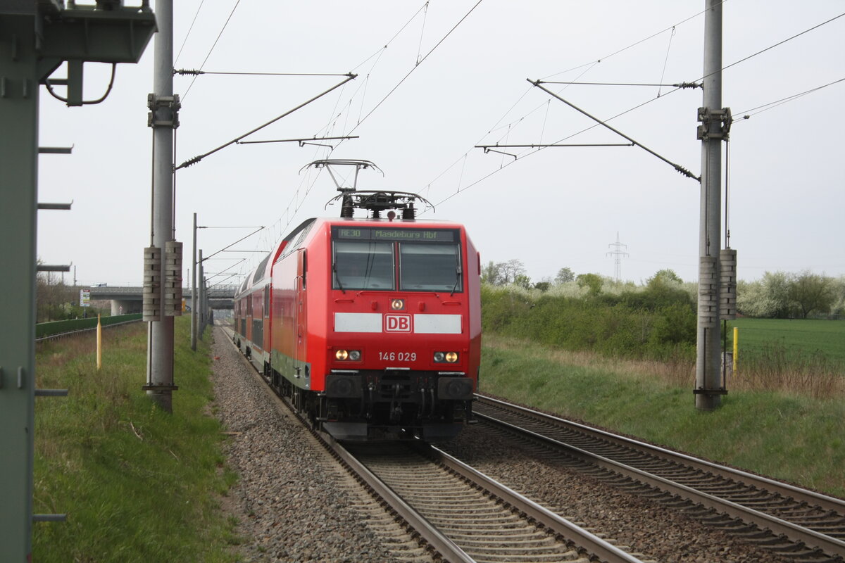 146 029 bei der Einfahrt in den Haltepunkt Z�beritz am 29.4.22