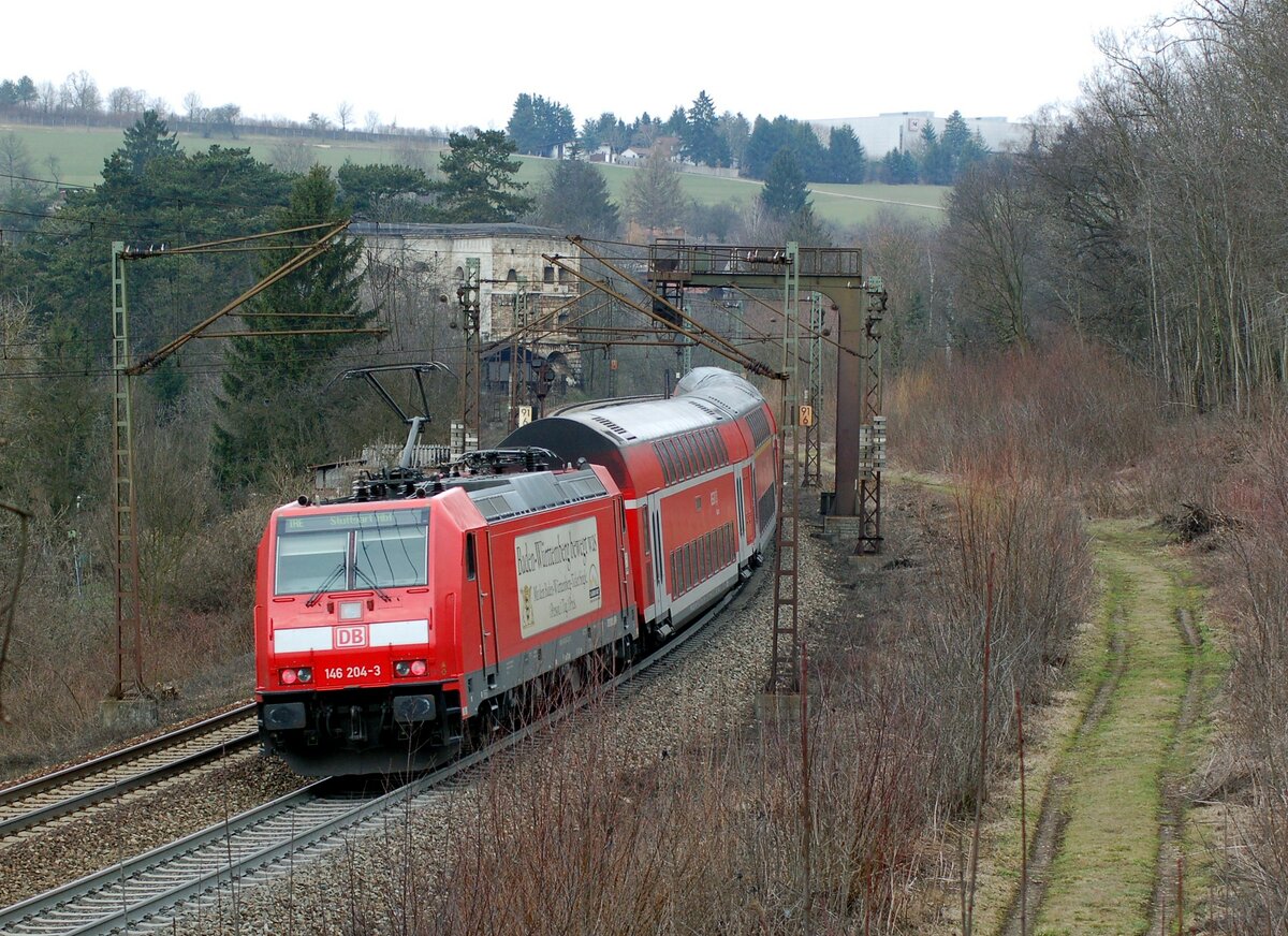 146 204-3 mit RE Doppelstockzug bei der Bundesfestung Ulm am 31.03.2009.