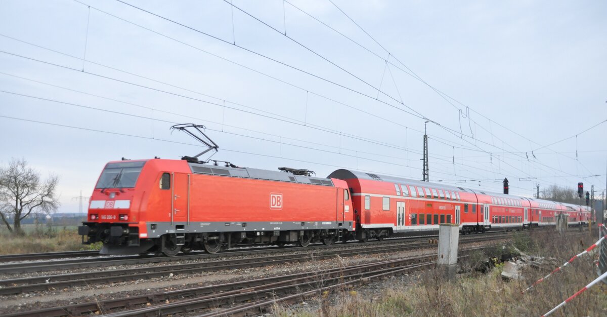 146 206-8 mit Doppelstockzug in Beimerstetten am 08.11.2009.