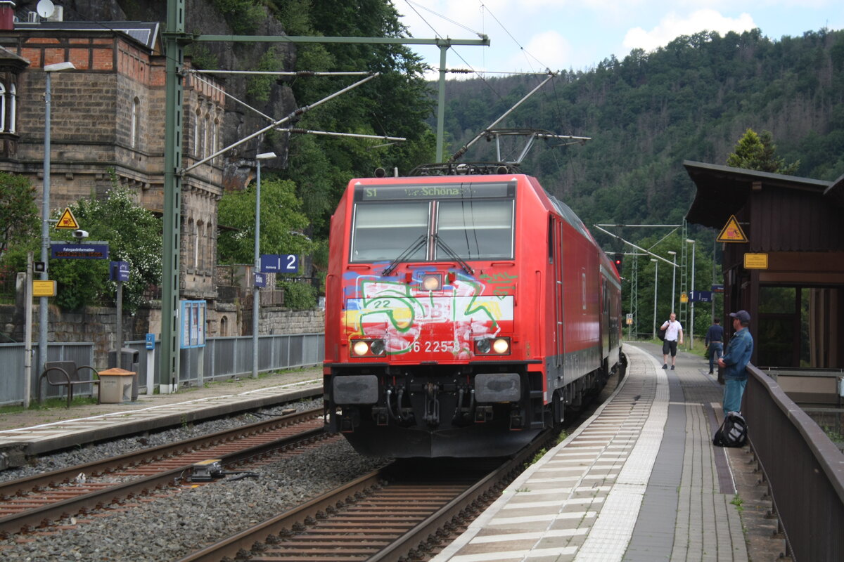 146 225 im Bahnhof Sch�na am 6.6.22