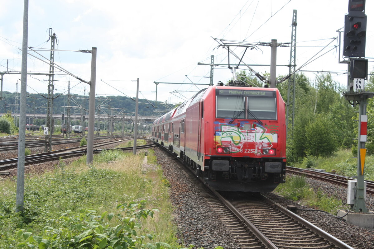 146 225 verl�sst den Bahnhof Pirna in Richtung Dresden am 6.6.22