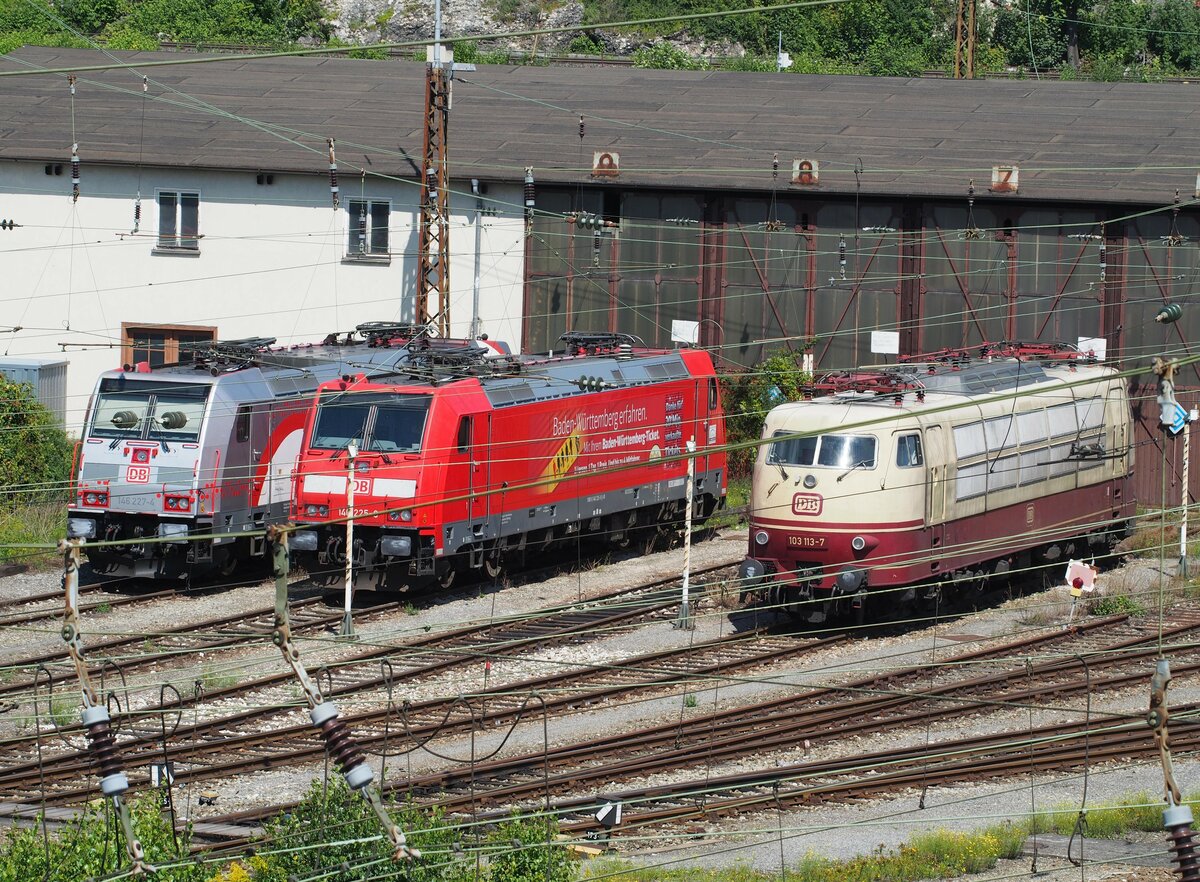 146 227-4; 146 225-8 und 103 113-7 in Ulm vor dem denkmalgeschützten Lokschuppen, der in zwischen abgerissen wurde, am 17.08.2014.