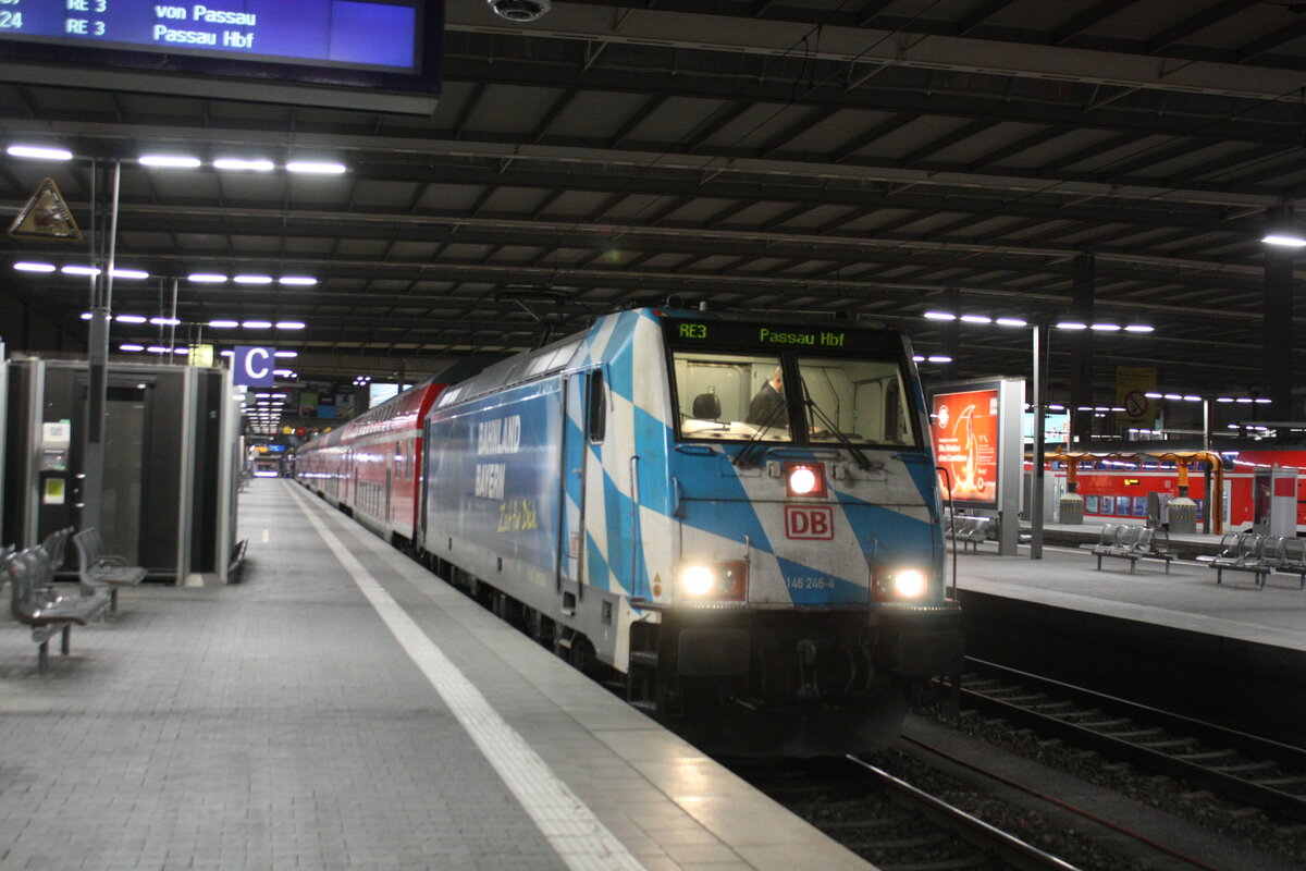 146 246 mit dem RE3 mit Ziel Passau Hbf im Bahnhof M�nchen Hbf am 24.3.21