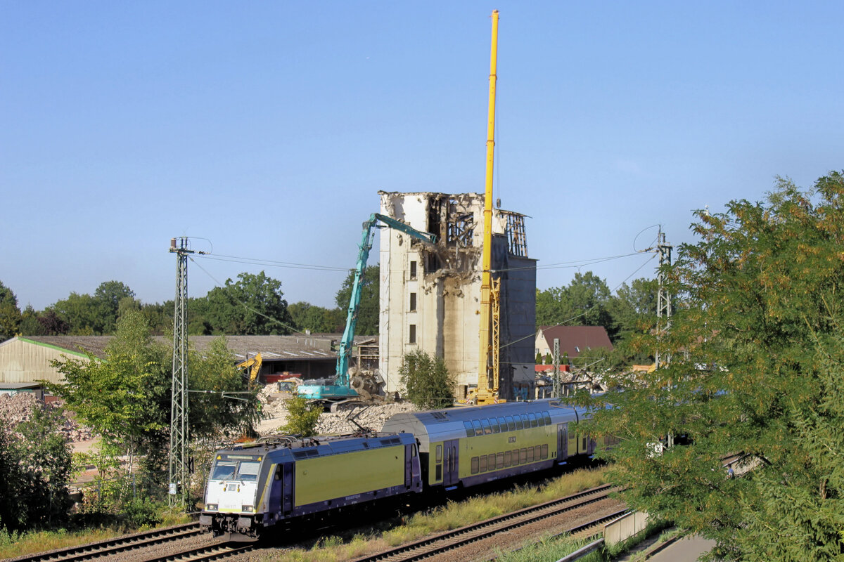 146 517-8 passiert den in Abriss befindlichen Silo der Stader Saatzucht am 13.08.2026 in Tostedt.