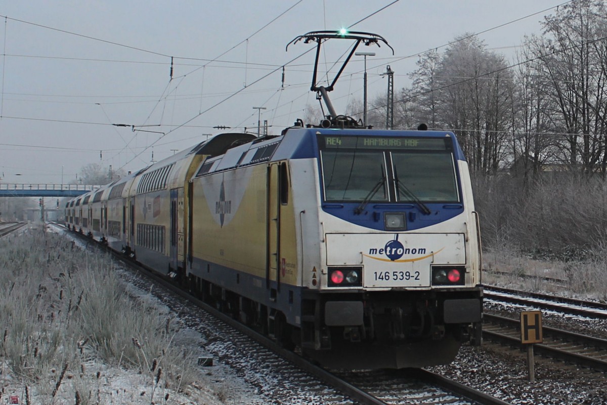 146 539-2 verlässt den Tostedter Bahnhof in Richtung Hamburg. Frost und Raureif ergeben eine schöne Funkenbildung an der Oberleitung. Es hat richtig gut geknistert! Datum 18.01.2016