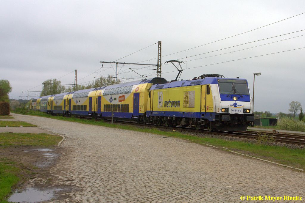 146 542 mit RE 5 nach Hamburg-Harburg am 26.04.2015 in Neukloster (Kreis Stade)