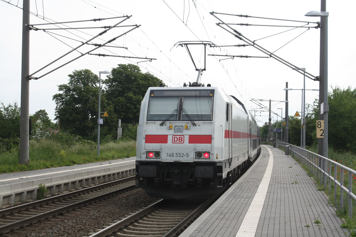 146 552 mit einem IC2 bei der Durchfahrt in Z�beritz am 9.6.21